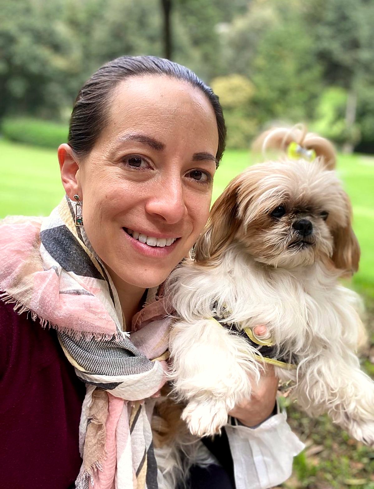 La Dra. Gina Rumbos con un perro en consulta